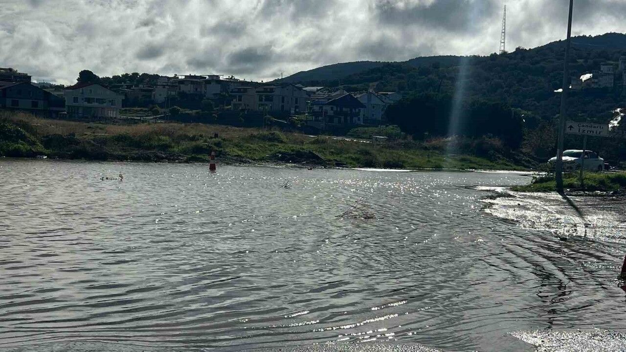 Dikili'de Sel Felaketi: Araçlar Su Altında Kaldı
