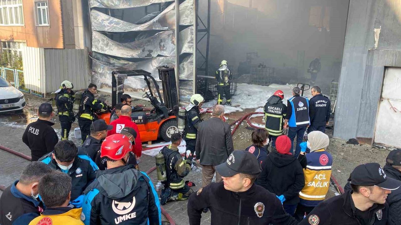 Dilovası'nda Parfüm Tesisinde Yangın: İçeride 6 İşçi Bulunduğuna İddia Ediliyor
