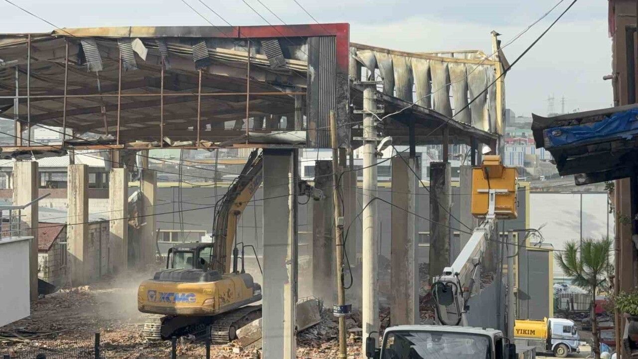 Dilovası'nda Yangın Faciası Sonrası Parfüm Tesisinin Yıkım Süreci Başladı