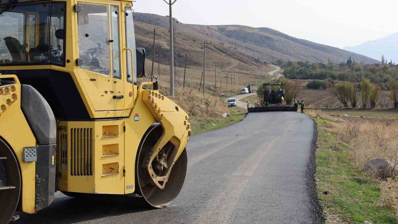 Dinar'da Sıcak Asfalt Çalışmaları Başladı