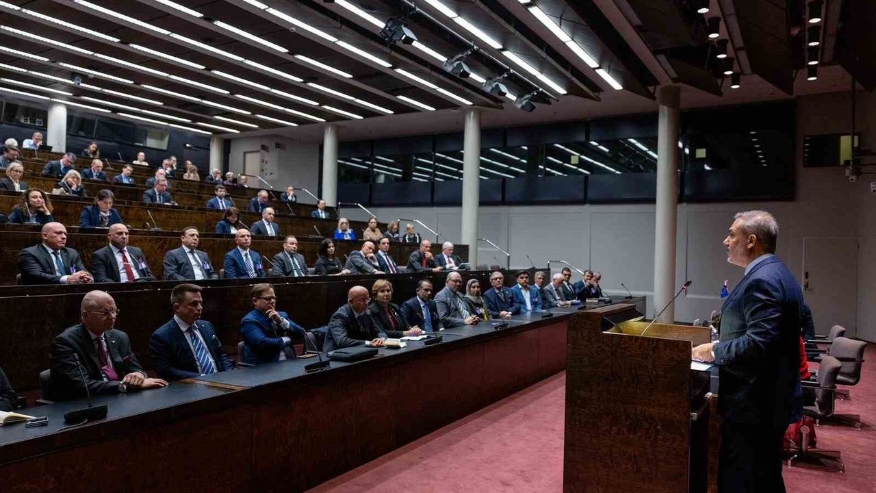 Dışişleri Bakanı Hakan Fidan, Finlandiya'da Dostluk Grubu Toplantısında Konuştu