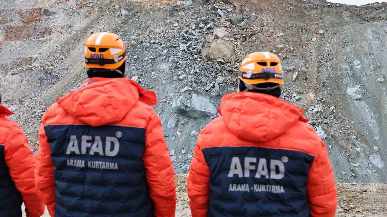 Divriği'de Göçük Altında Kalan İşçi İçin Arama Kurtarma Çalışmaları Sürüyor