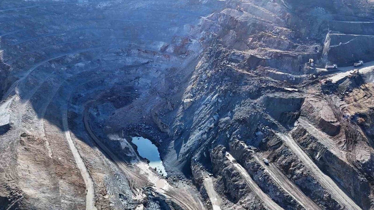 Divriği'de Göçük Altında Kalan Şantiye Müdürü İçin Kurtarma Çalışmaları Devam Ediyor