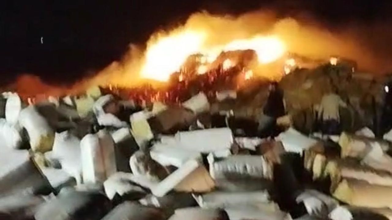 Diyarbakır’da 102 Ton Preslenmiş Saman Yangını