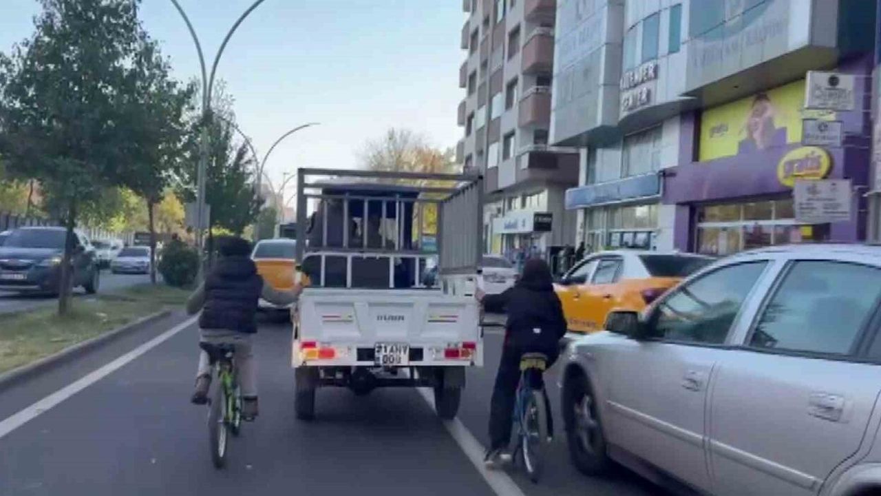 Diyarbakır'da Bisikletli Çocukların Tehlikeli Yolculuğu