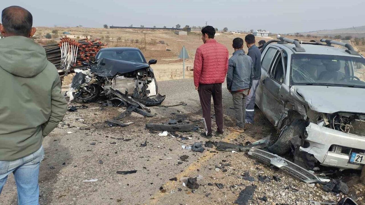 Diyarbakır'da İki Otomobil Çarpıştı, İki Yaralı