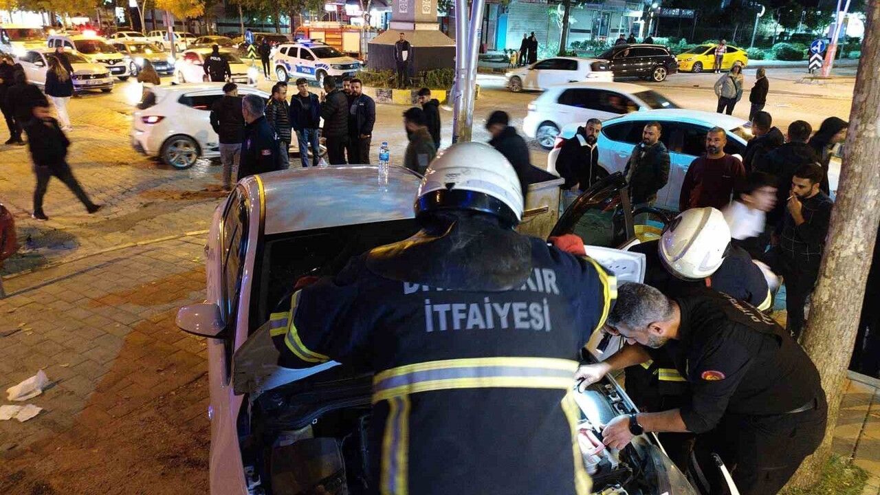 Diyarbakır'da Otomobil İş Yeri Merdivenine Çarptı: 4 Yaralı