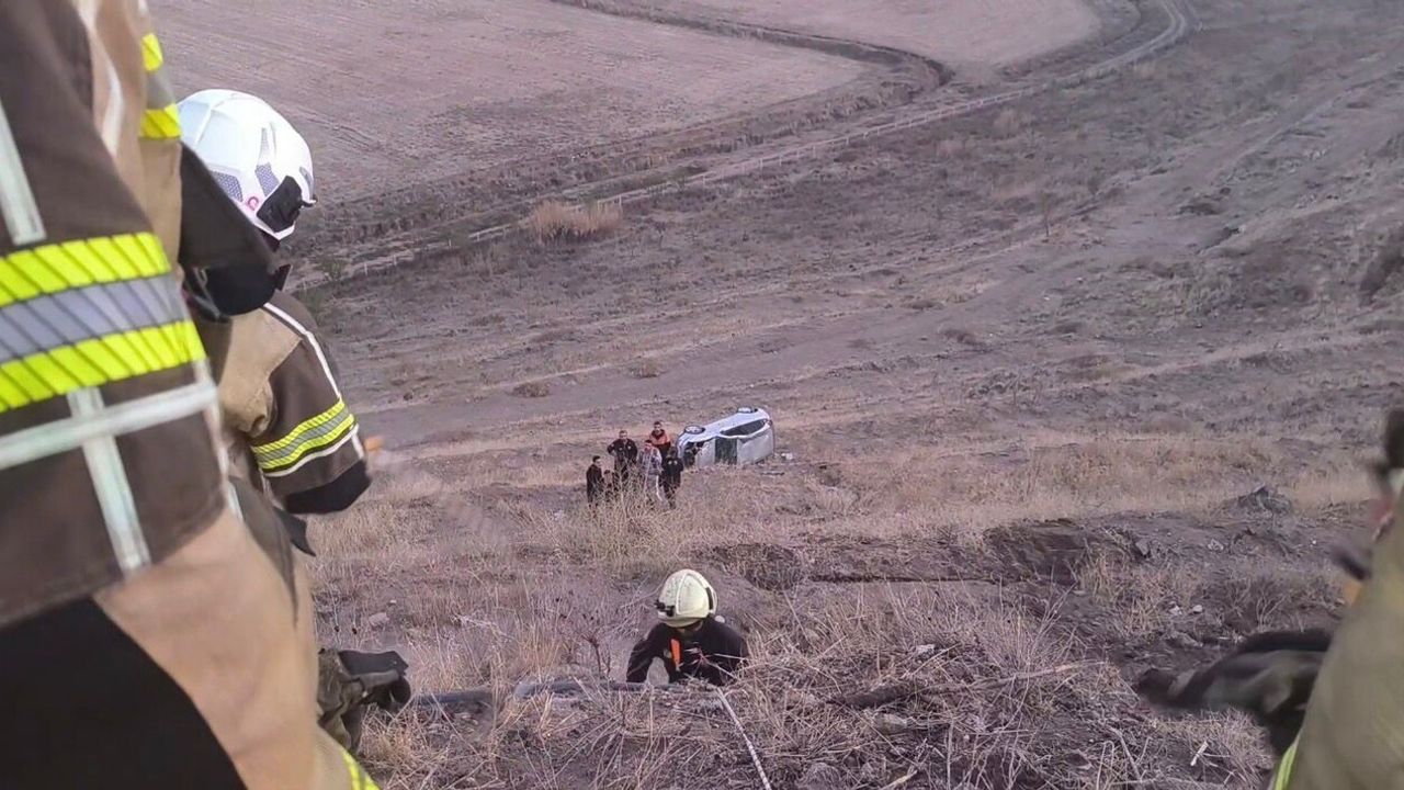 Diyarbakır'da Otomobil Kazası: Yaralı Sürücü İtfaiye Ekipleri Tarafından Kurtarıldı