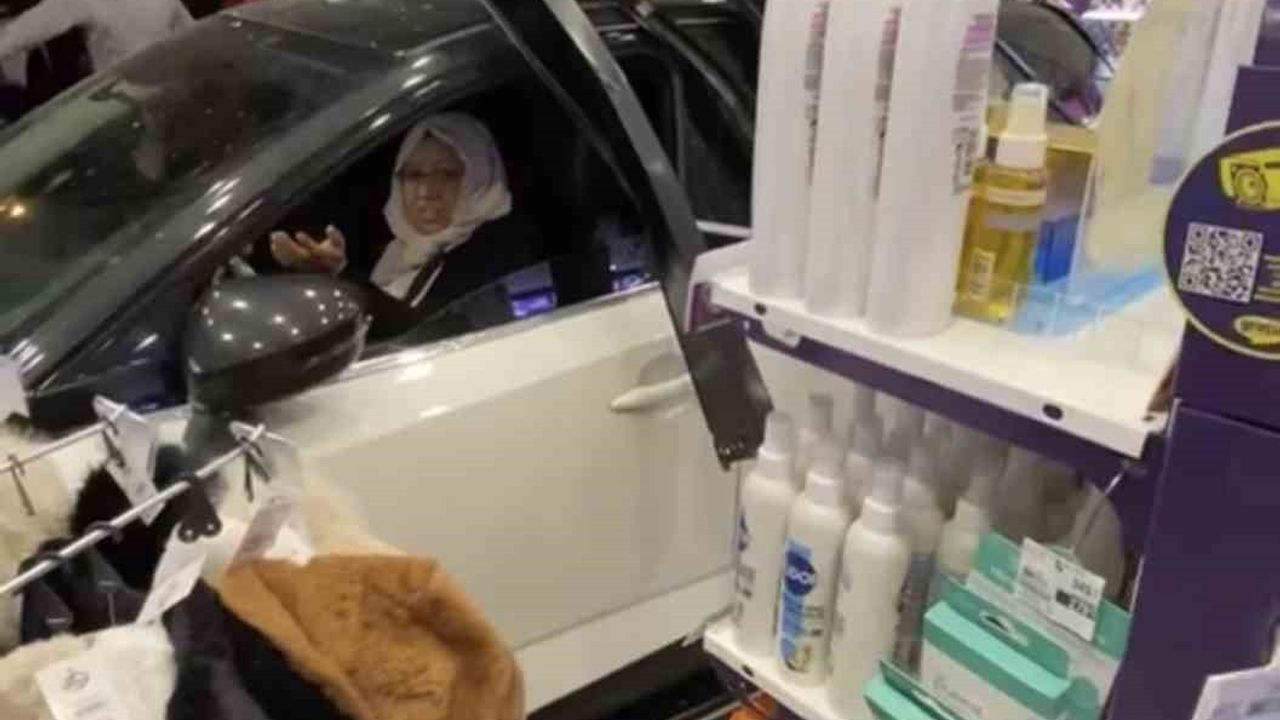 Diyarbakır'da Otomobil Kozmetik Mağazasına Girdi