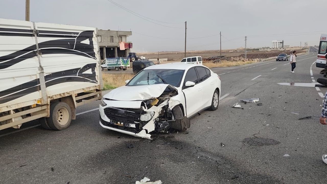 Diyarbakır'da Otomobil-Traktör Çarpışması: 1 Kişi Yaralandı