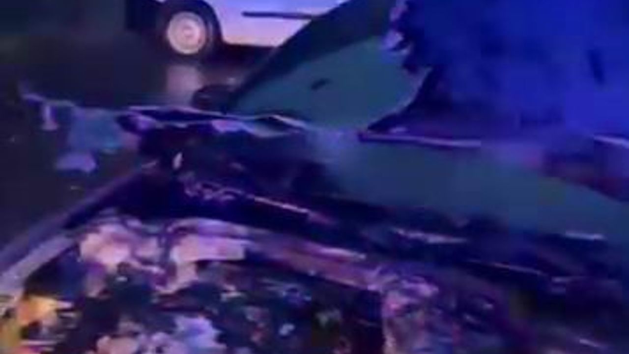 Diyarbakır'da Park Halindeki Lüks Araç Yangında Kullanılamaz Hale Geldi