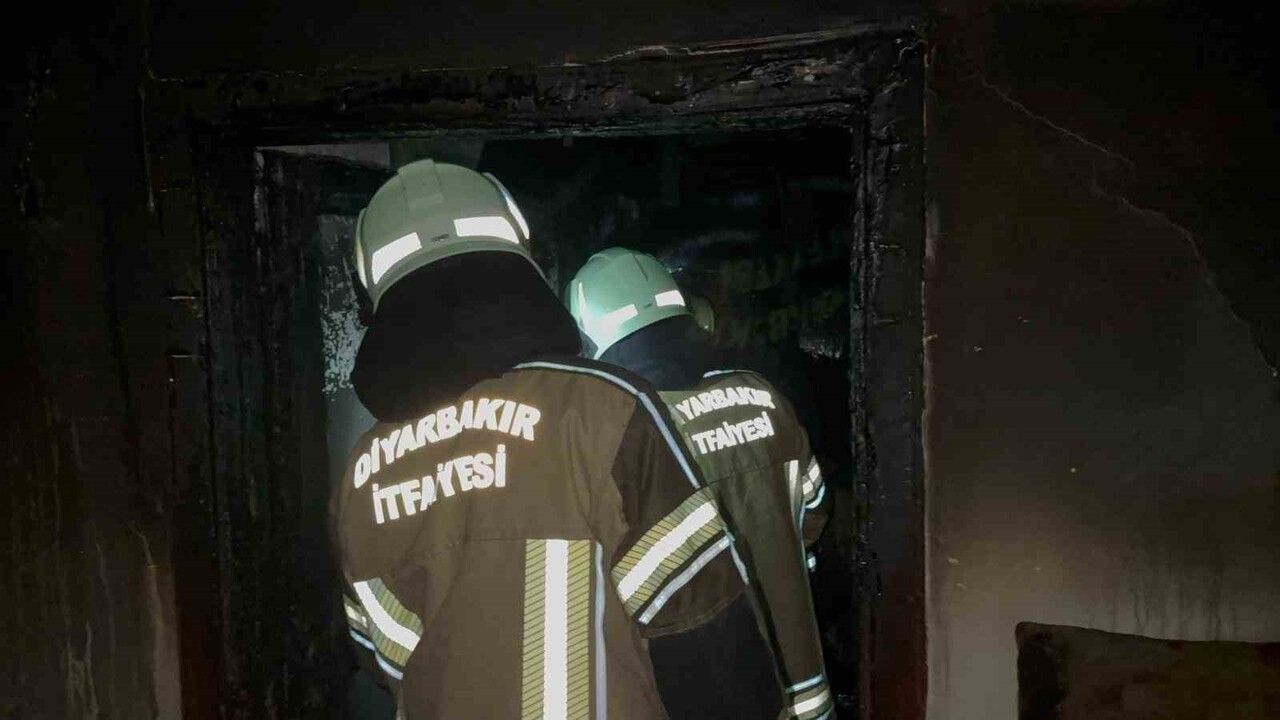 Diyarbakır'da Priz Kaynaklı Yangın: 7 Kişi Duman Sebebiyle Etkilendi