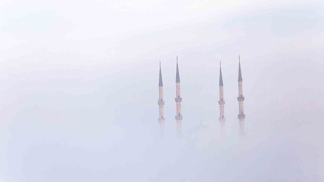 Diyarbakır'da Sis ve Tarihi Minarelerin Büyüleyici Görsel Şöleni