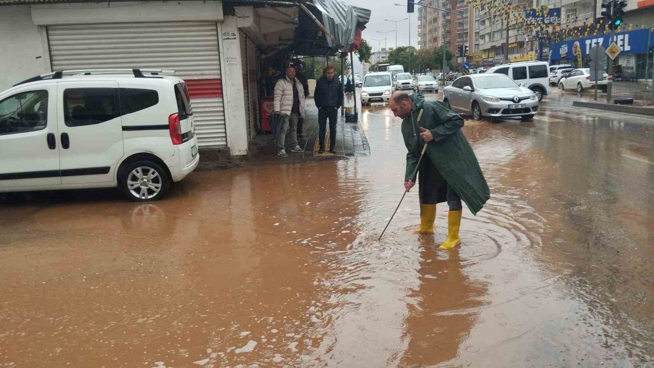 Diyarbakır'da Yağışlar Yolları Su Altında Bıraktı