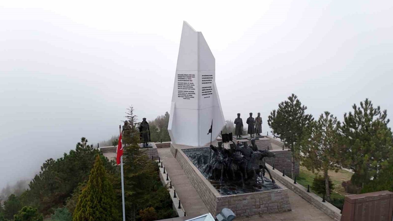 Duatepe Anıtı'nda Sisli Manzara