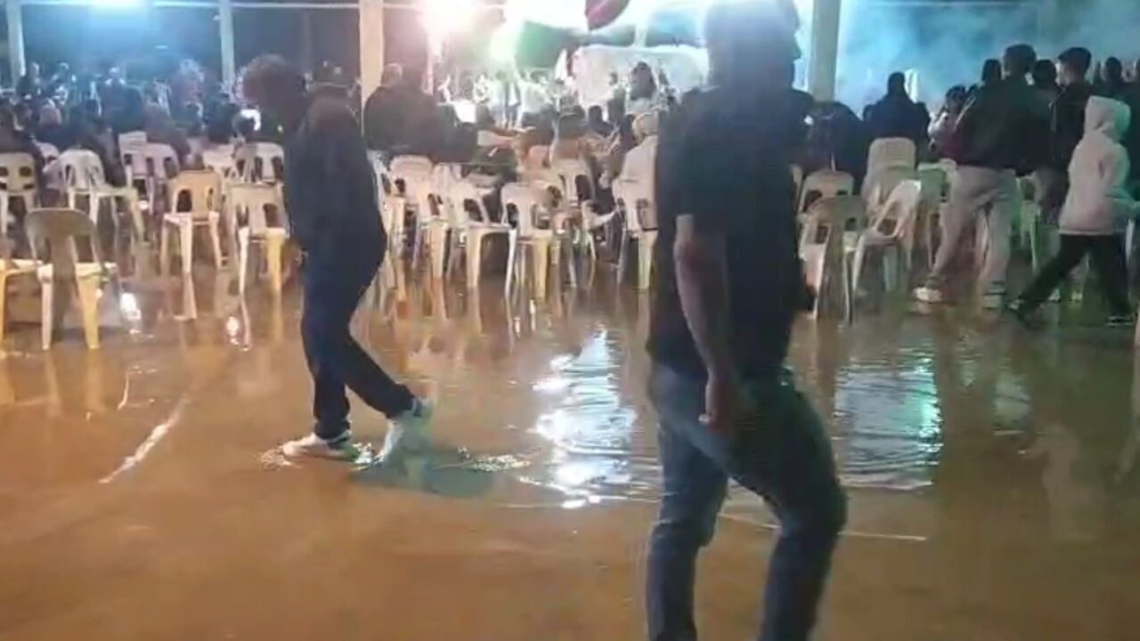 Düğünde Yağmur Sürüklüyor, Eğlence Durdurmuyor