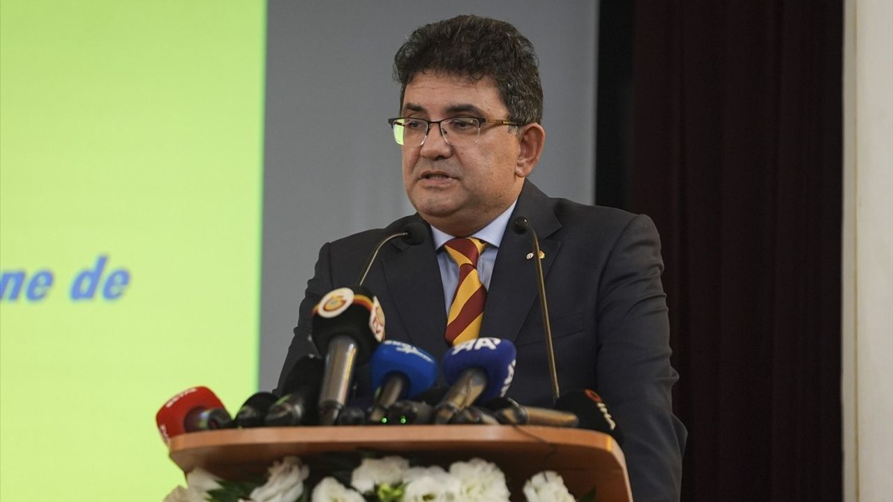 Dursun Özbek'e 2025 Yılının Frankofon Kişiliği Ödülü Verildi