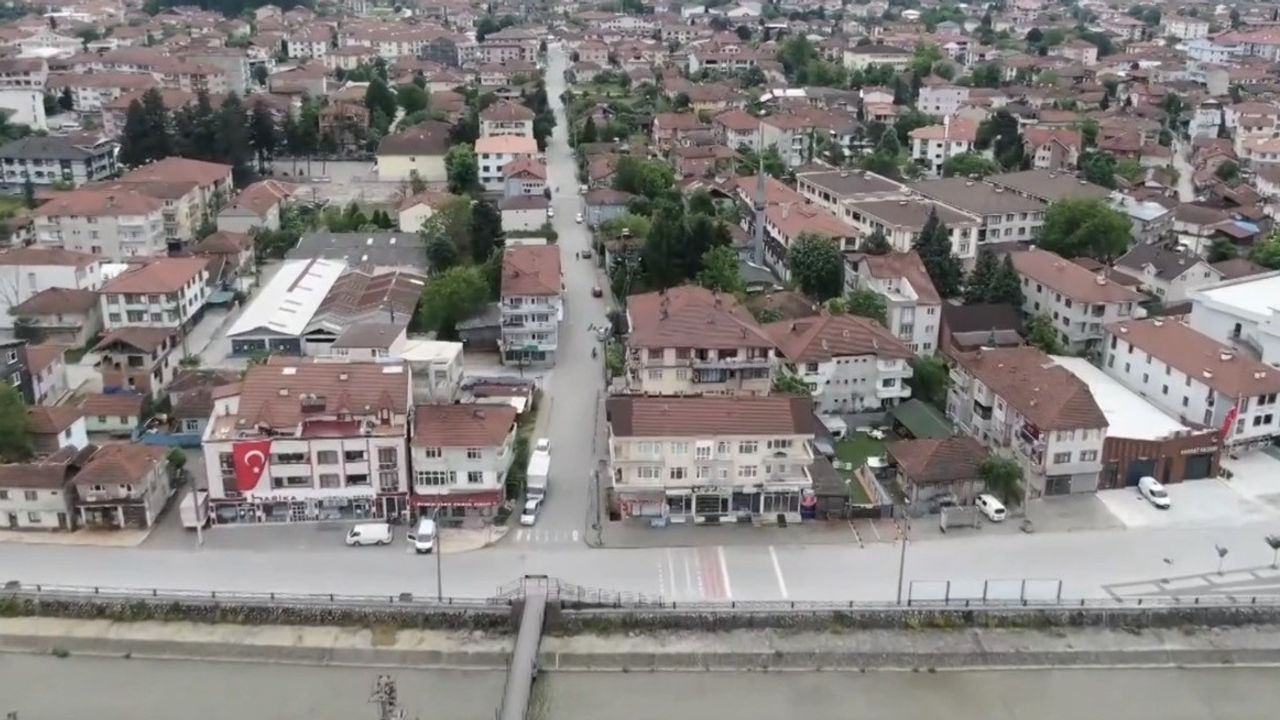 Düzce Belediye Başkanı'ndan 12 Kasım Mesajı: Deprem Yönetmeliklerine Uygun Yapılarla Can Kaybını Önleyeceğiz