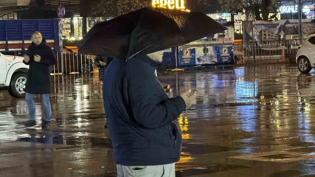 Düzce'de 26 Yıl Sonra Depremde Hayatını Kaybedenler Anıldı