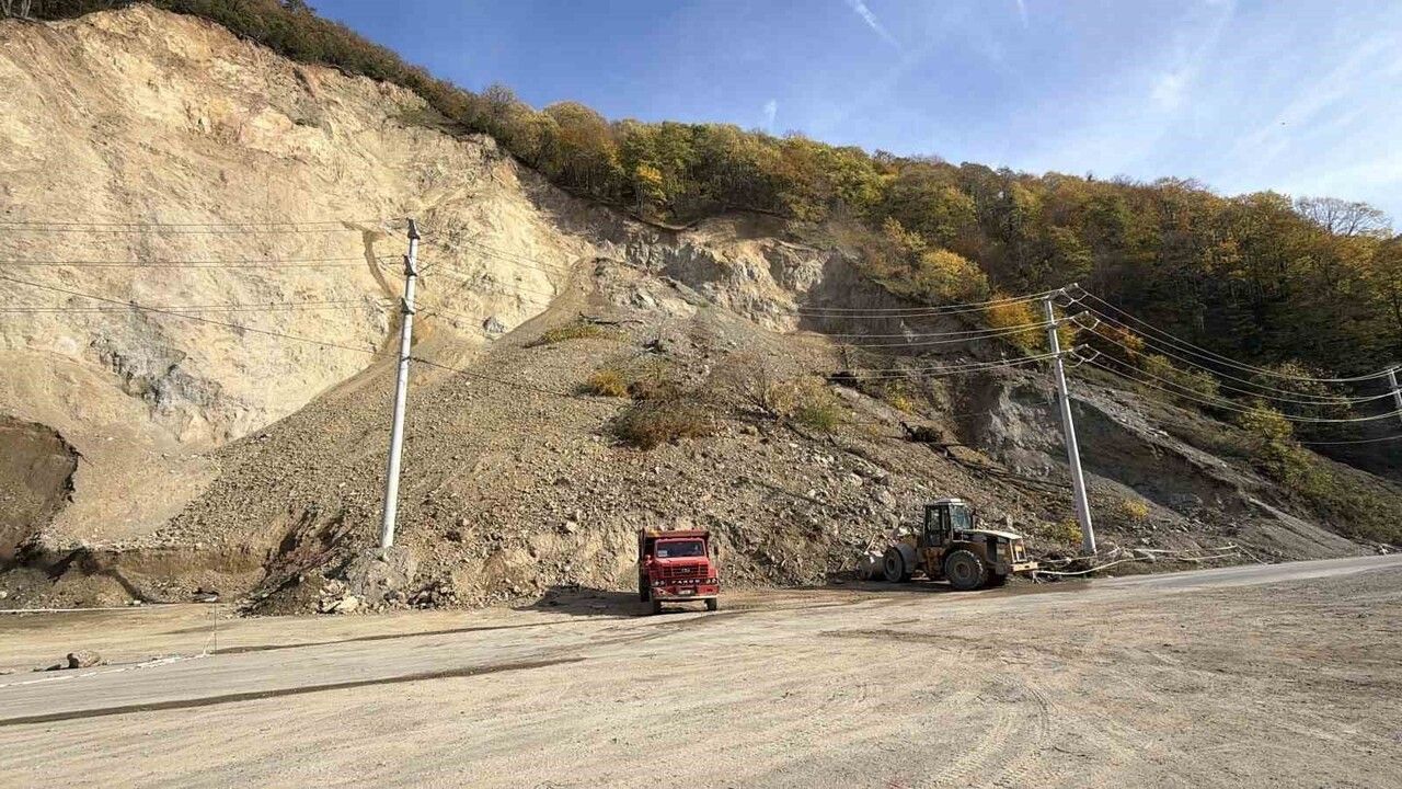 Düzce'de Heyelan Anı Böyle Görüntülendi