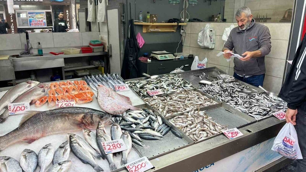 Düzce'de Tezgahı Süsleyen Levrek ve Kalkan Balıkları