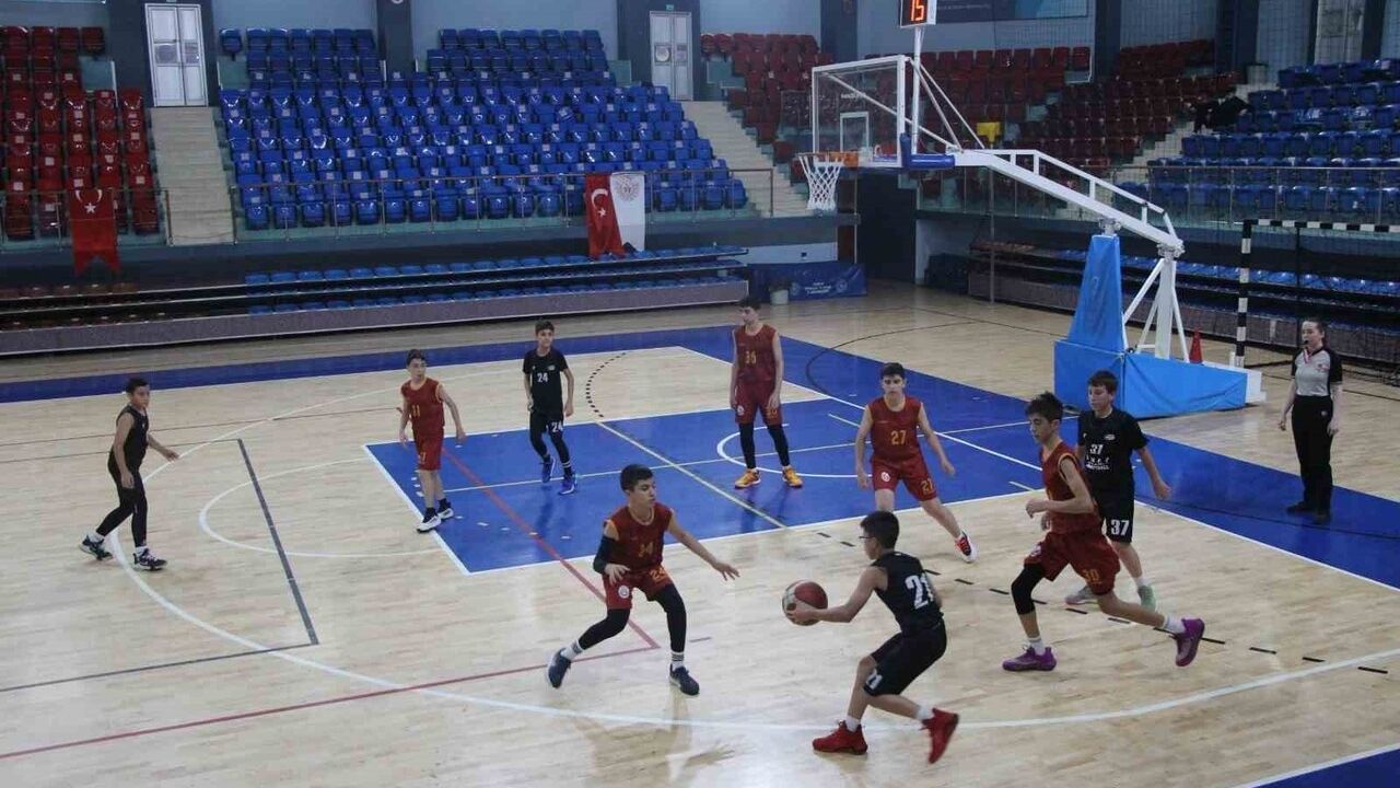 Düzce'de U-14 Erkekler Basketbol Ligi Heyecanı Başladı