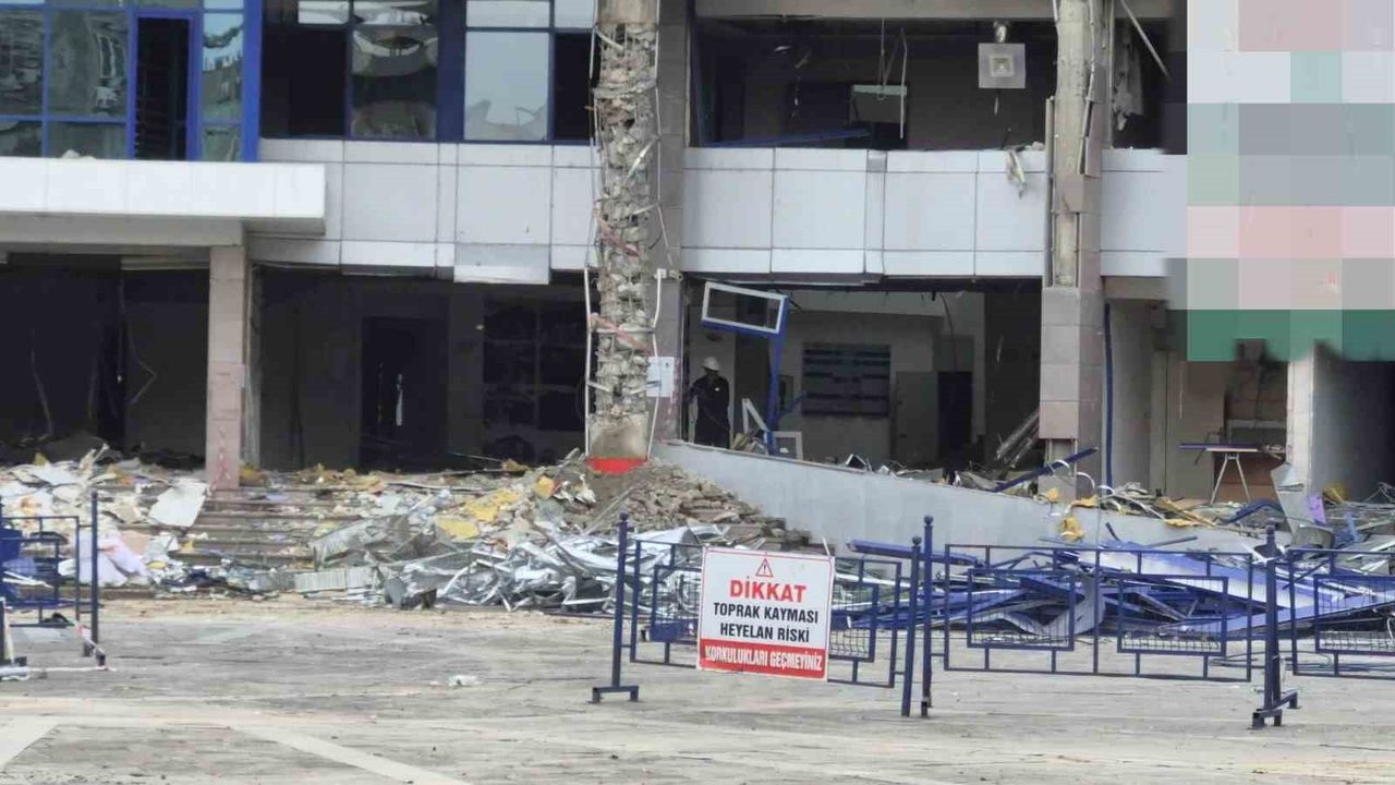 Düzce'de Yıkım Sırasında Yangın Çıktı