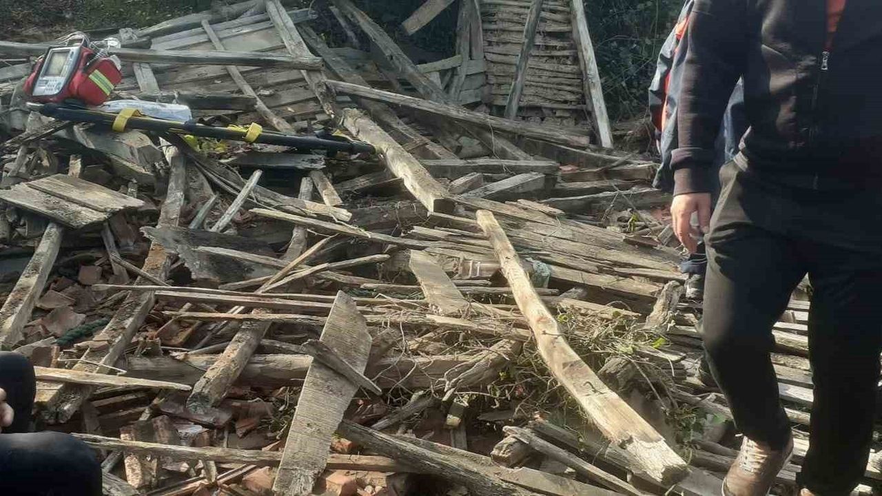Düzce'deki Ahşap Yapı Çöktü: 1 Kişi Hayatını Kaybetti