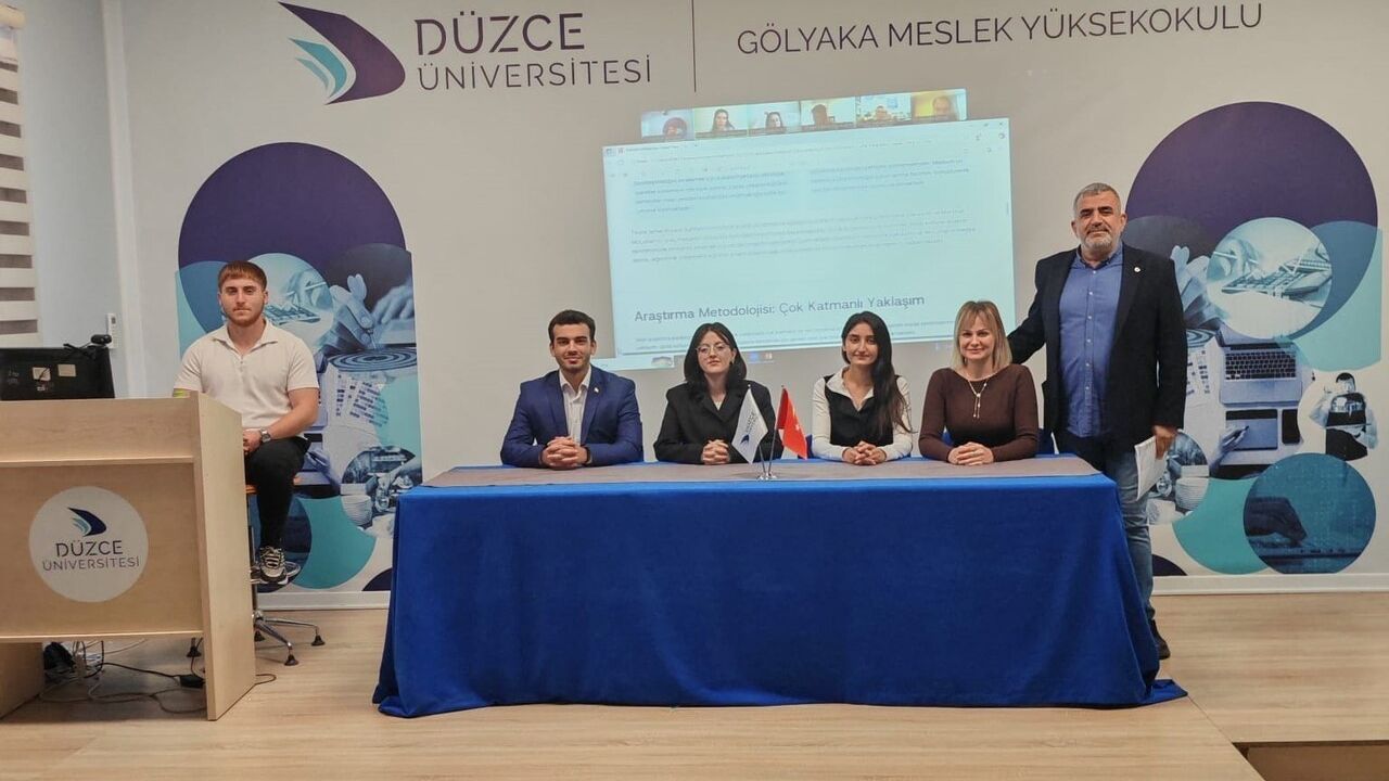 Düzce Üniversitesi Öğrencileri Uluslararası İletişim Kongresi'nde Öne Çıktı