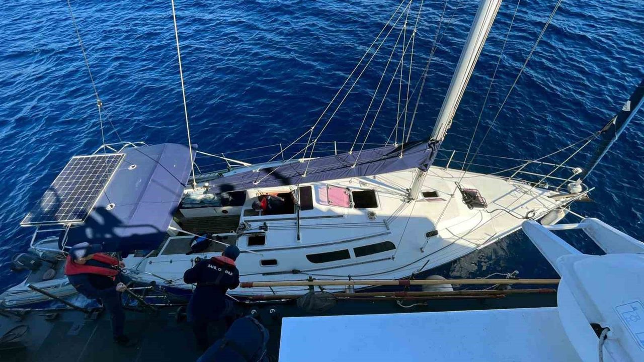 Düzenli Kontrol Sonrası Yelkenli Teknedeki Göçmenler Yakalandı