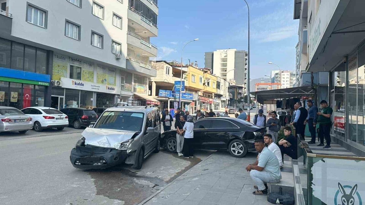 Düziçi'nde Kontrolden Çıkan Araç Temizlik İşçisini Teğet Geçti