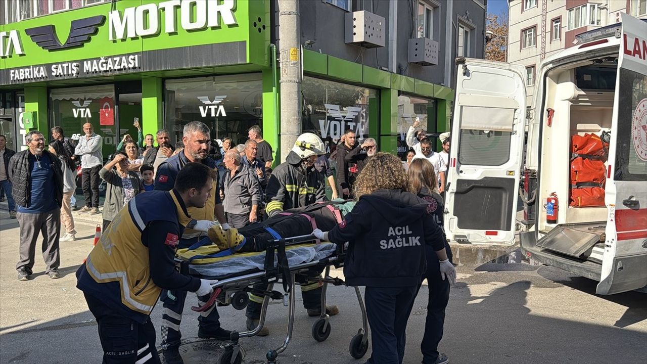 Edirne'de Otomobil Ekmek Fırınına Girdi: 4 Yaralı