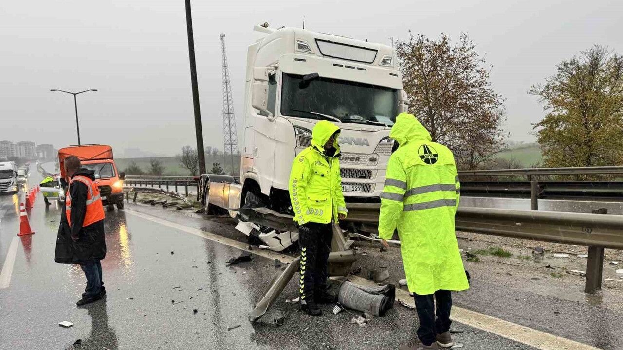 Edirne'de Tır Bariyere Saplandı