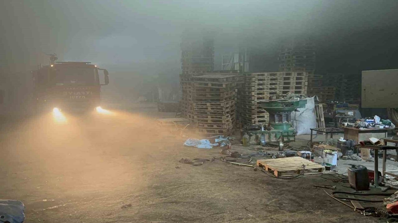 Edirne'deki Palet Fabrikasında Yangın Kontrol Altına Alındı