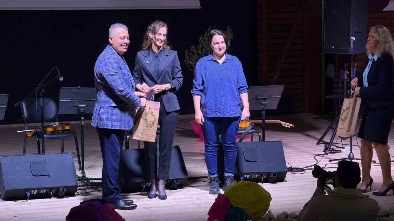 Edremit'te 24 Kasım Öğretmenler Günü Coşkuyla Kutlandı