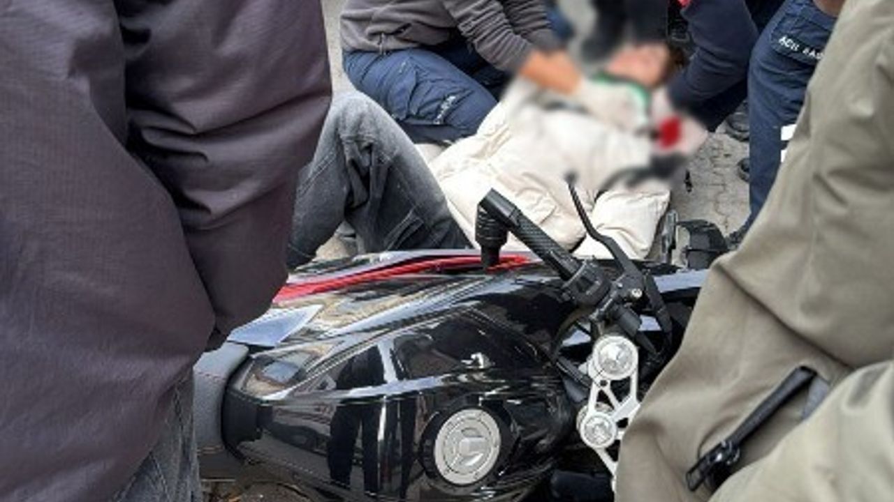 Edremit’te Motosiklet ve Otomobil Çarpıştı: 1 Yaralı