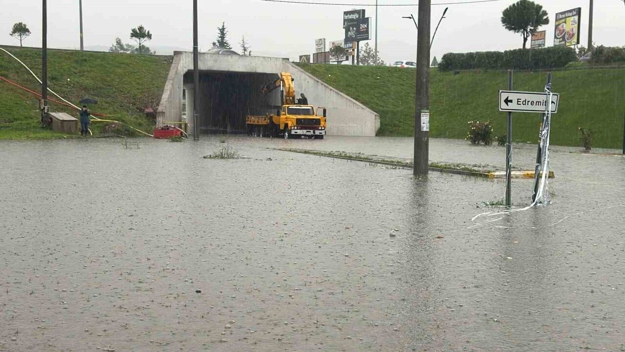 Edremit'te Sağanak Yağışlar Hayatı Olumsuz Etkiliyor