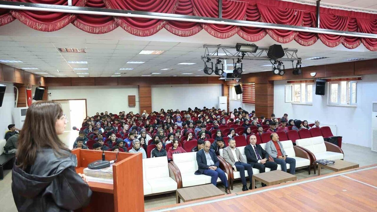 Eğil Belediyesi'nden Liselilere Sınav Hazırlığı Konferansı