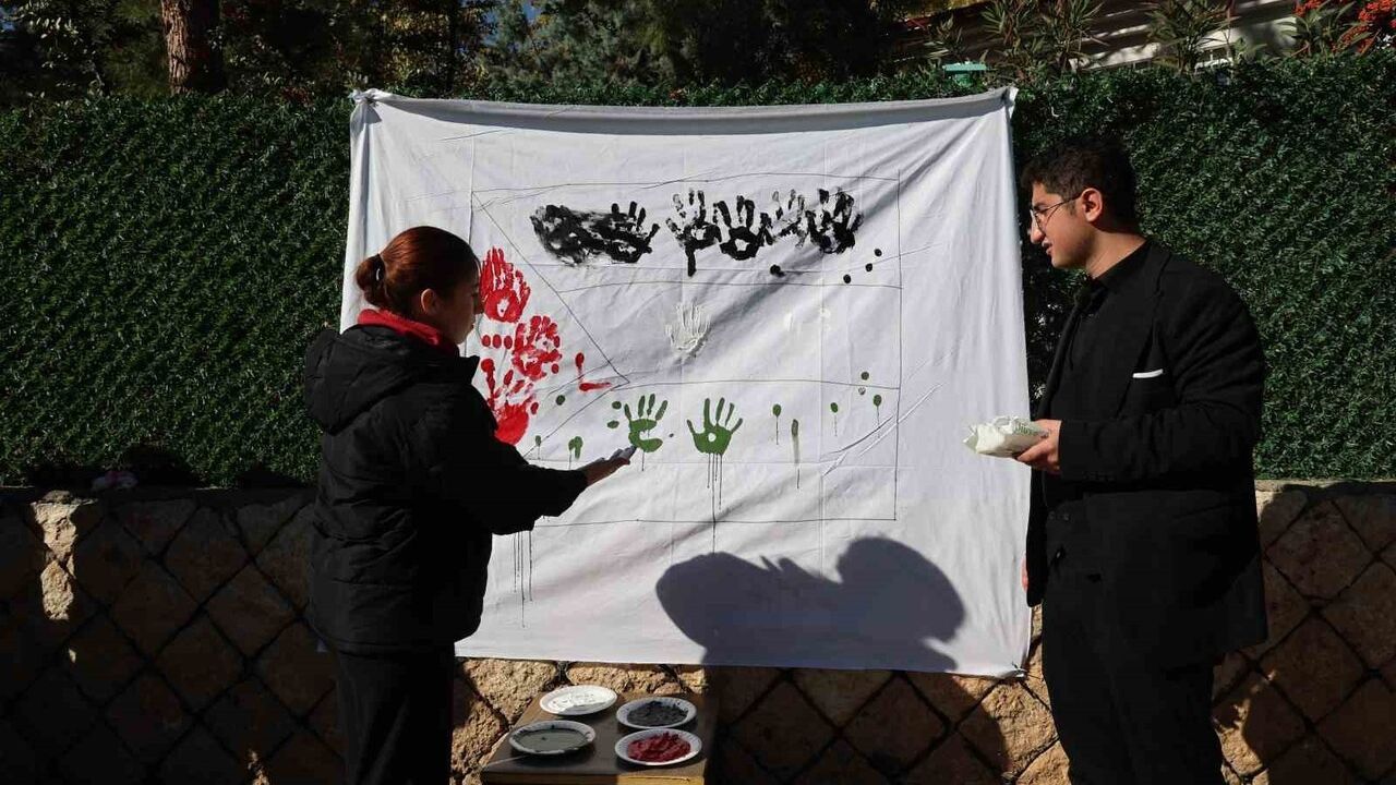 Eğil'de 'Filistin İçin Sen de İz Bırak' Etkinliği Düzenlendi