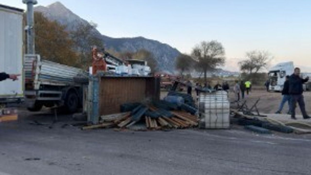 Eğirdir'de Tır Kazası: Bir Sürücü Yaralandı