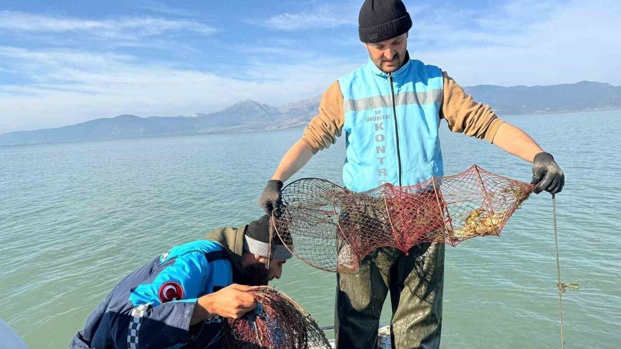 Eğirdir Gölü'nde Kaçak Kerevit Pinteri Operasyonu