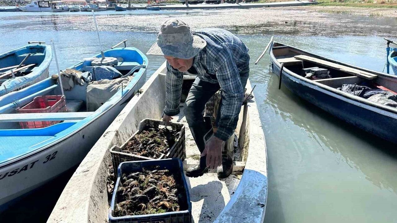 Eğirdir Gölü'nde Kerevit Avcılığı Yasağı Başladı