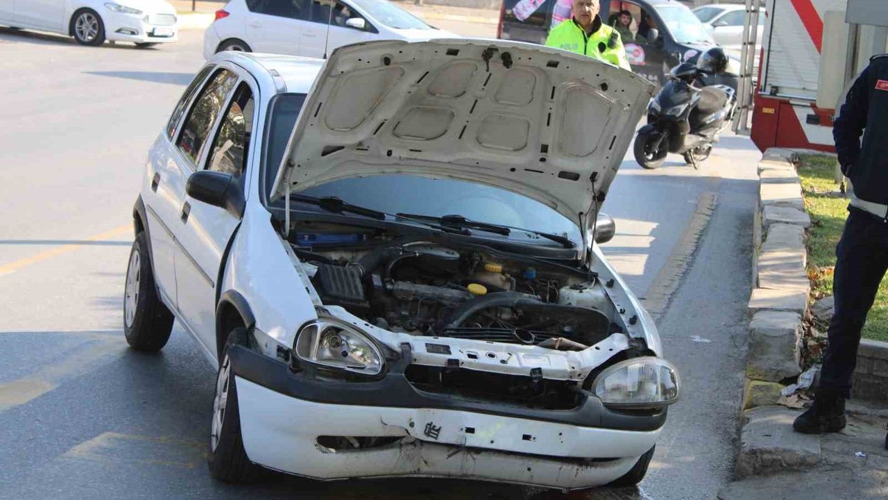 Ehliyetsiz Sürücü Refüje Çarptı: İki Yaralı