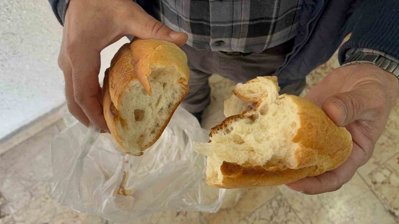 Ekmeğin İçinden Çıkan Poşet Parçası Şok Etti