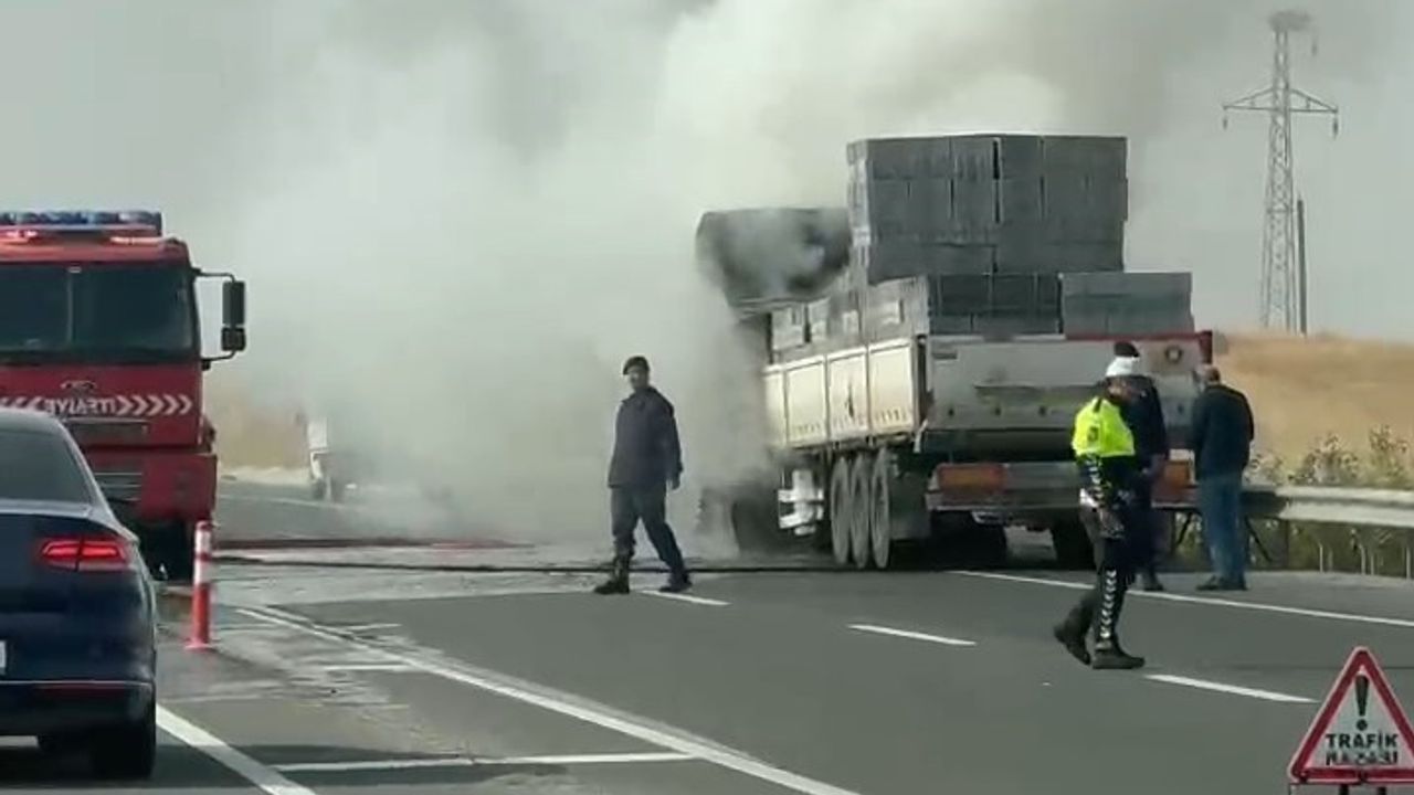 Elazığ'da Alev Alan Tır Yangını Kontrol Altına Alındı