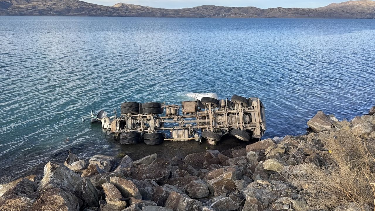 Elazığ'da Beton Mikserinin Göle Devrilmesi Sonucu Sürücü Yaralandı