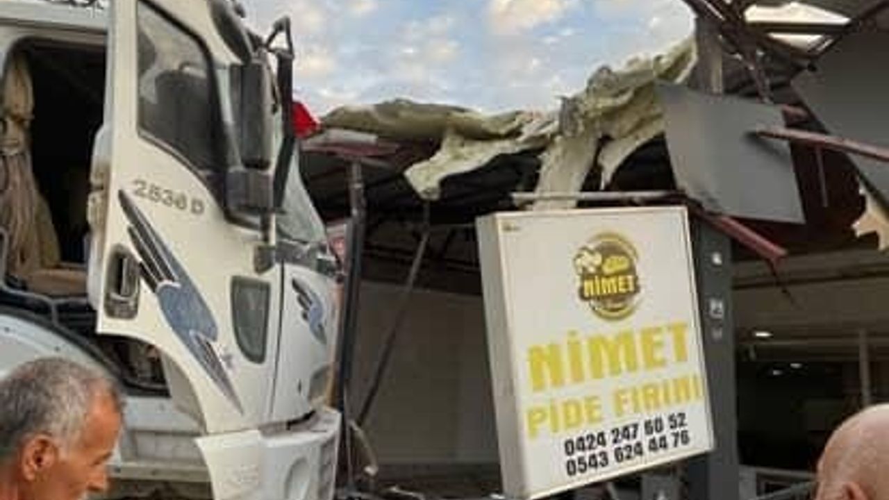 Elazığ'da Freni Patlayan Kamyon Fırına Girdi