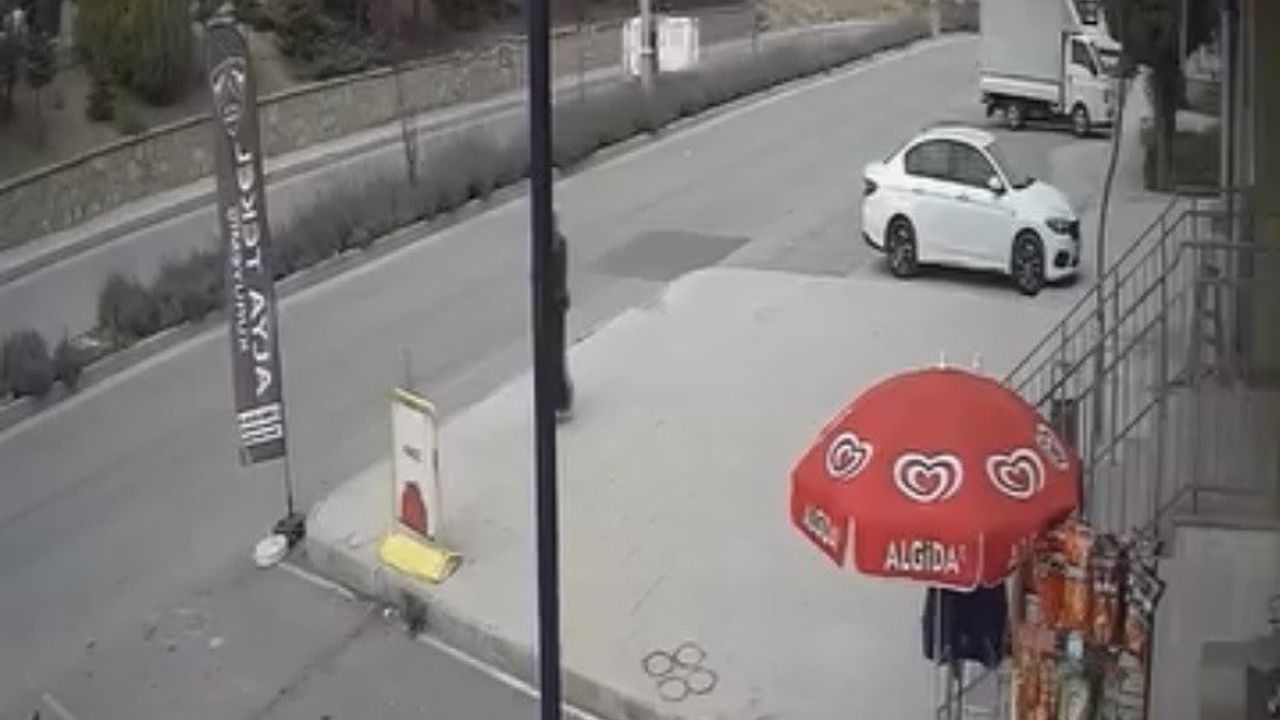 Elazığ'da Hafif Ticari Araç Kaza Yaptı