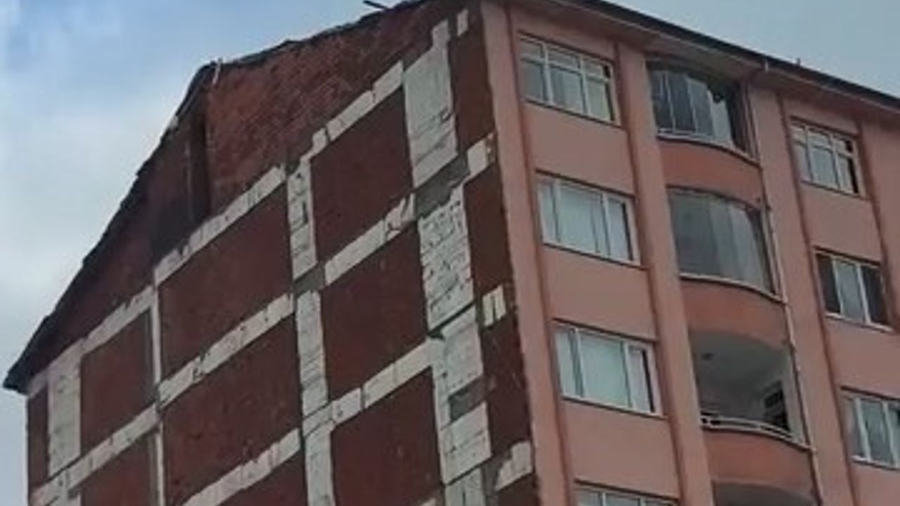 Elazığ'da İnşaat İşçisinin Tehlikeli Çalışma Anı