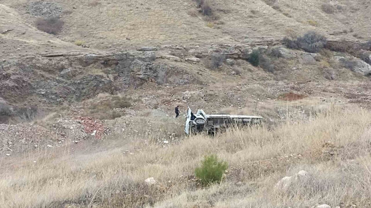 Elazığ'da Kamyon Devrildi: Sürücü Yaralı